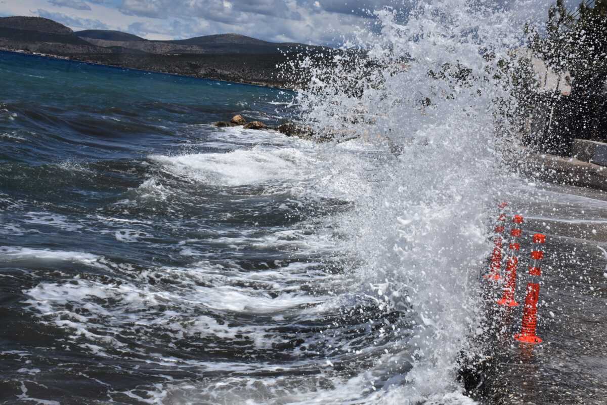 Καιρός σήμερα: Ισχυροί άνεμοι 7 μποφόρ σε Αιγαίο και Ιόνιο – Στους 27 ο υδράργυρος