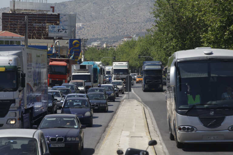 Τριπλή καραμπόλα και μποτιλιάρισμα στον Κηφισό - Live η κίνηση στους δρόμους