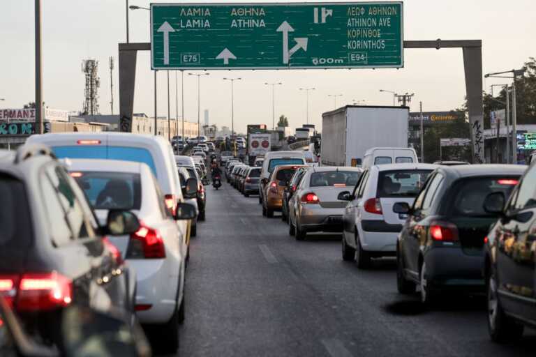 «Κατακόκκινος» ο Κηφισός, ο Πειραιάς και το κέντρο - Καθυστερήσεις σε Αττική οδό και Κηφισίας