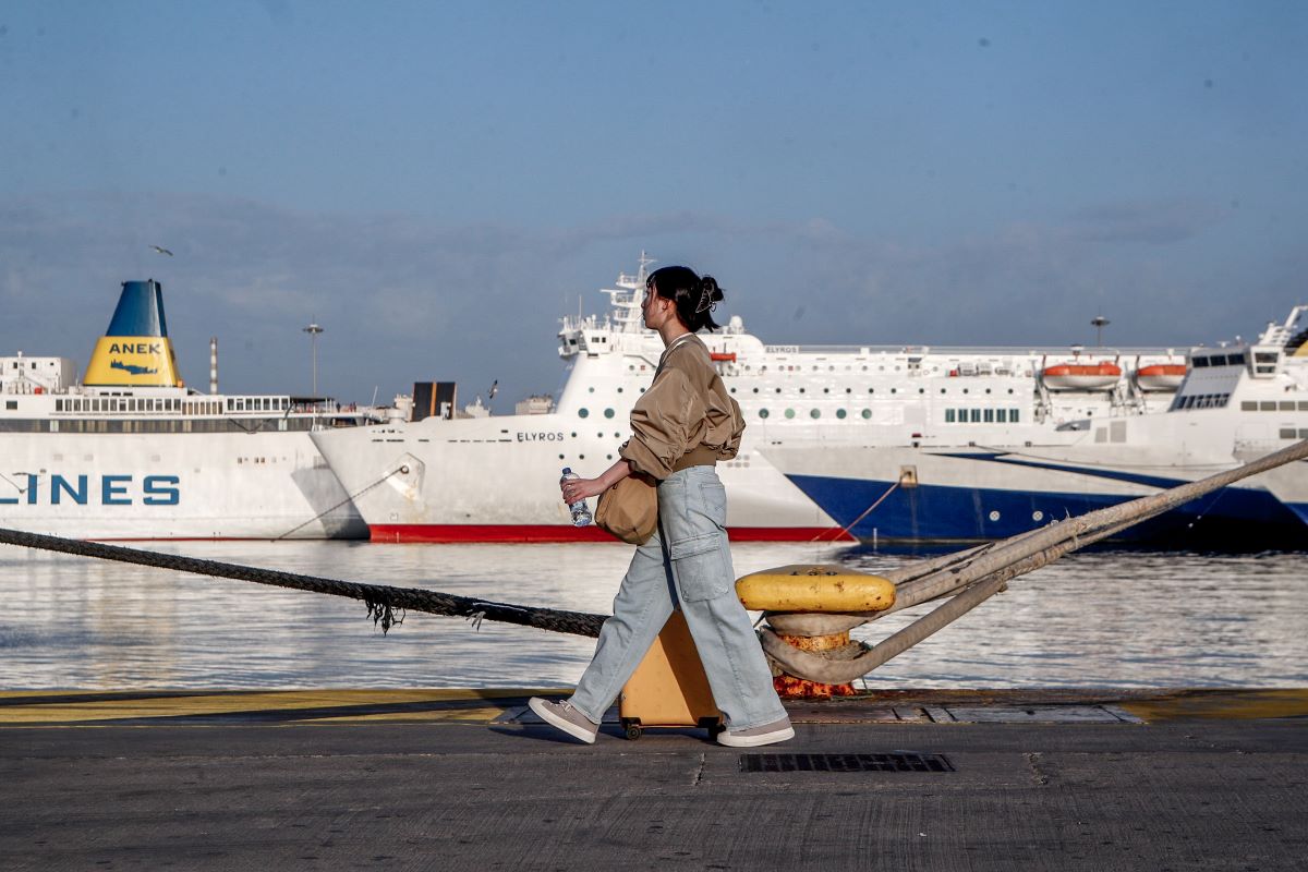 Πειραιάς: Απαγορεύτηκε ο απόπλους του καταμαράν «Magic» λόγω μηχανικής βλάβης – Ταλαιπωρία για τους επιβάτες