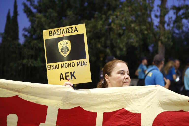 «Βασίλισσα είναι μόνο η ΑΕΚ» έγραφε το πλακάτ διαμαρτυρίας στο pre-wedding πάρτι της Θεοδώρα Γλύξμπουργκ