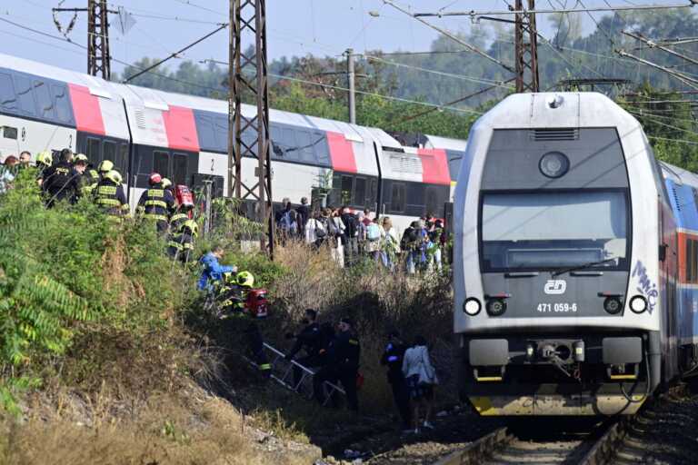 35 τραυματίες από σύγκρουση τρένων στην Πράγα – Θετικός σε αλκοτέστ ο μηχανοδηγός