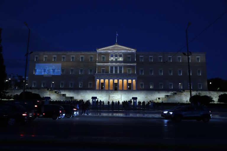 Με την φωταγώγηση του Μεγάρου της η Βουλή των Ελλήνων τιμά τη Διεθνή Ημέρα Νοηματικών Γλωσσών