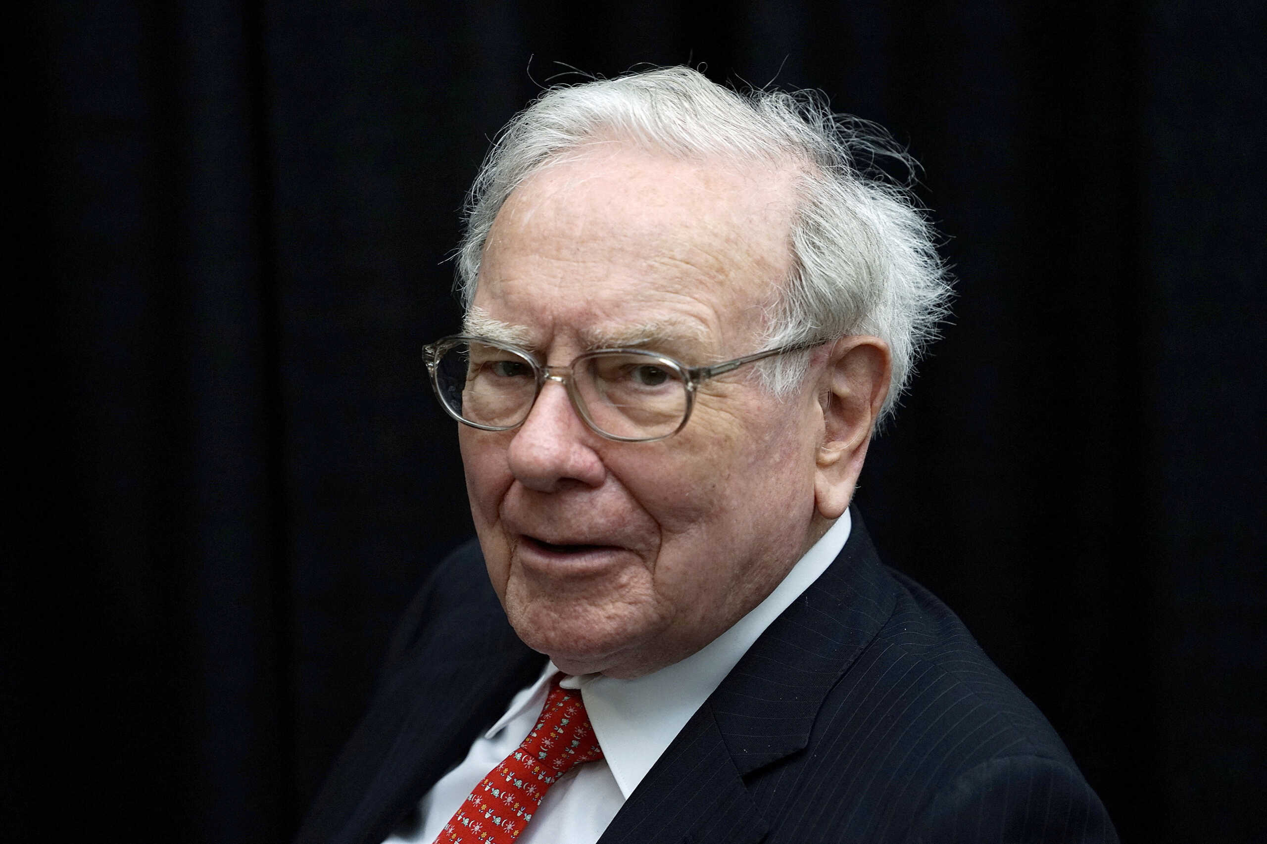 FILE PHOTO: Berkshire Hathaway CEO Warren Buffett plays bridge during the Berkshire annual meeting weekend in Omaha, Nebraska May 3, 2015.  REUTERS