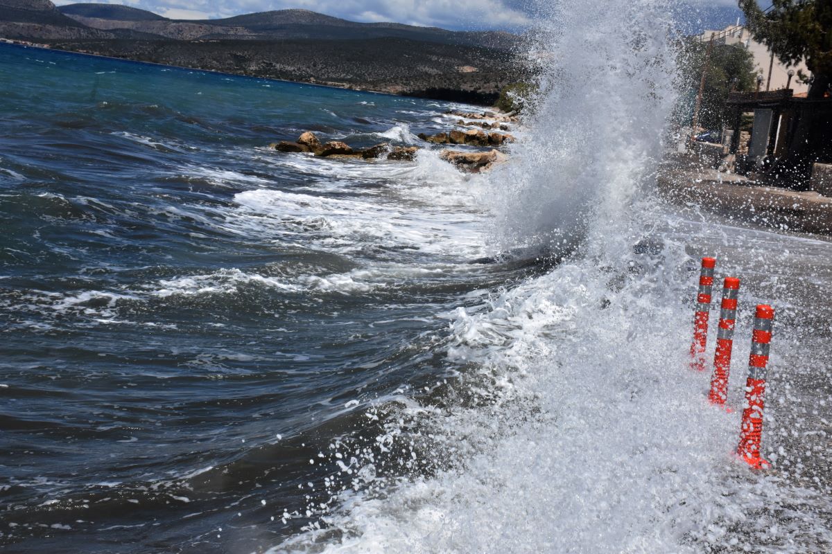 Καιρός: Βουτιά της θερμοκρασίας κατά 9 βαθμούς Κελσίου και θυελλώδεις άνεμοι έως 8 μποφόρ από τη Δευτέρα