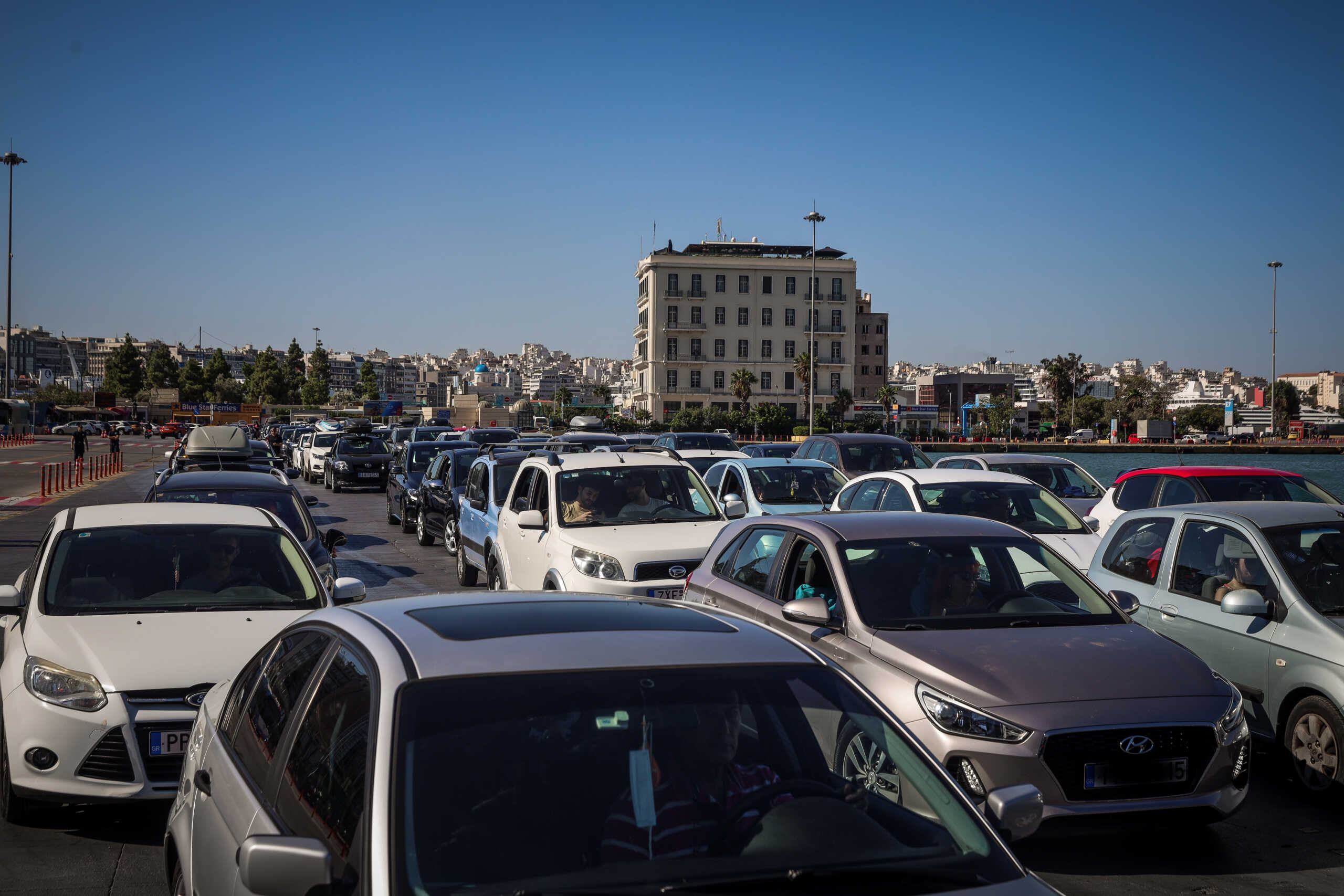 Μποτιλιάρισμα και μεγάλες καθυστερήσεις μέσα και περιμετρικά στο λιμάνι του Πειραιά, Πέμπτη 1 Αυγούστου 2024  (ΓΙΑΝΝΗΣ ΠΑΝΑΓΟΠΟΥΛΟΣ