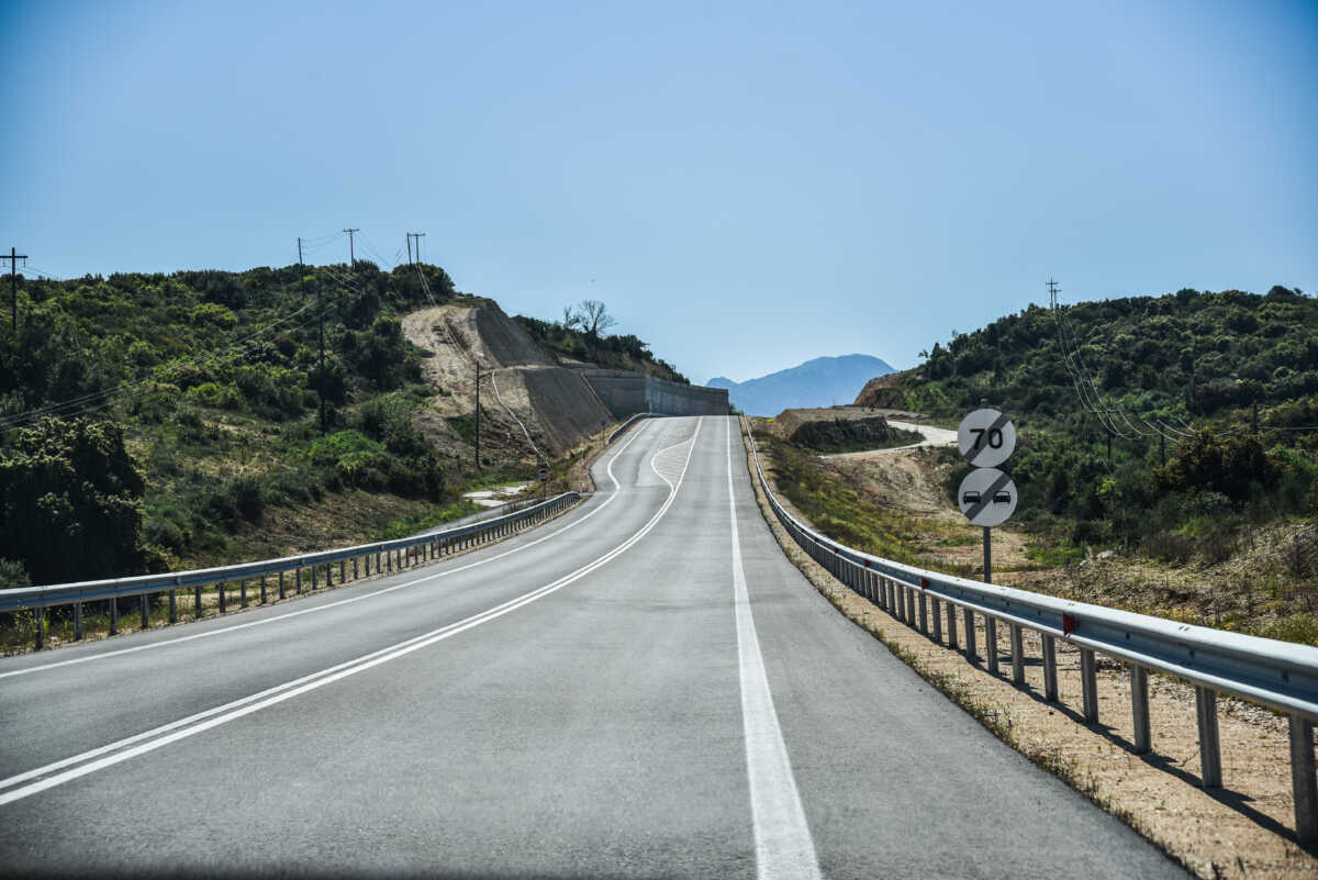 Δεκάχρονος μαθητής οδηγεί αυτοκίνητο και μηχανή: Οι εικόνες που έγιναν viral