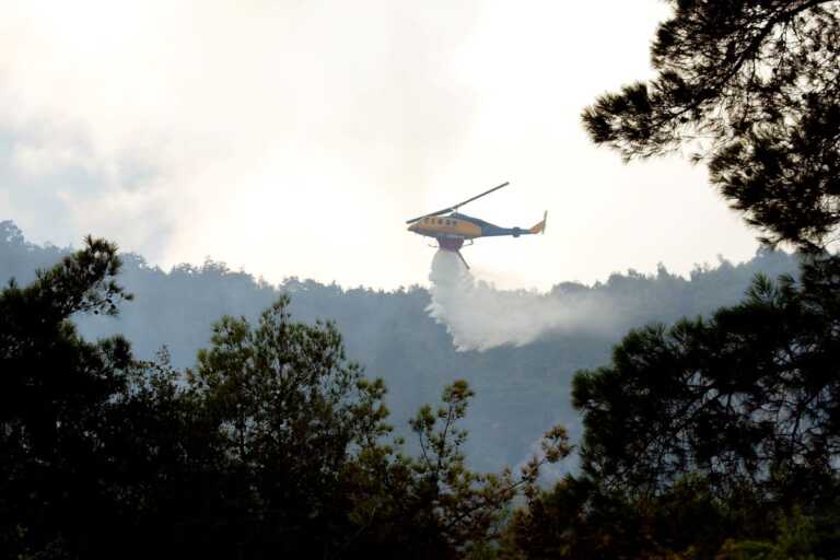 Φωτιά στον Μαραθώνα, σηκώθηκαν ελικόπτερα