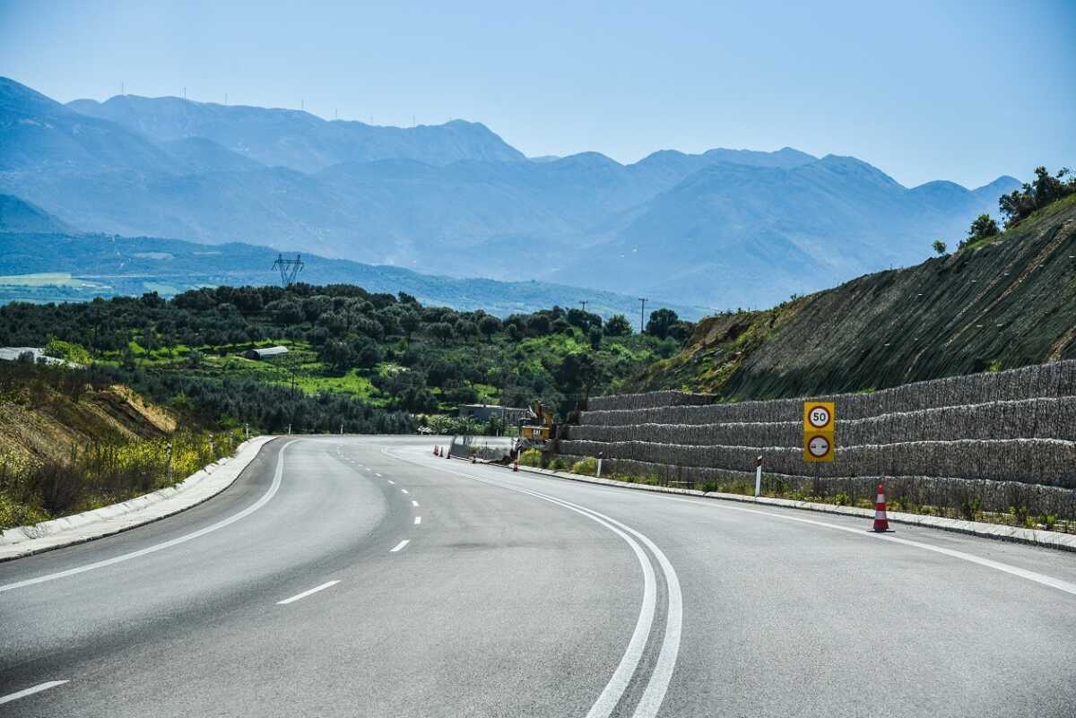 Πως θα γίνουν «έξυπνα», ψηφιακά και πιο ασφαλή περίπου 1.000 χλμ οδικών αξόνων, αρμοδιότητας των 13 περιφερειών