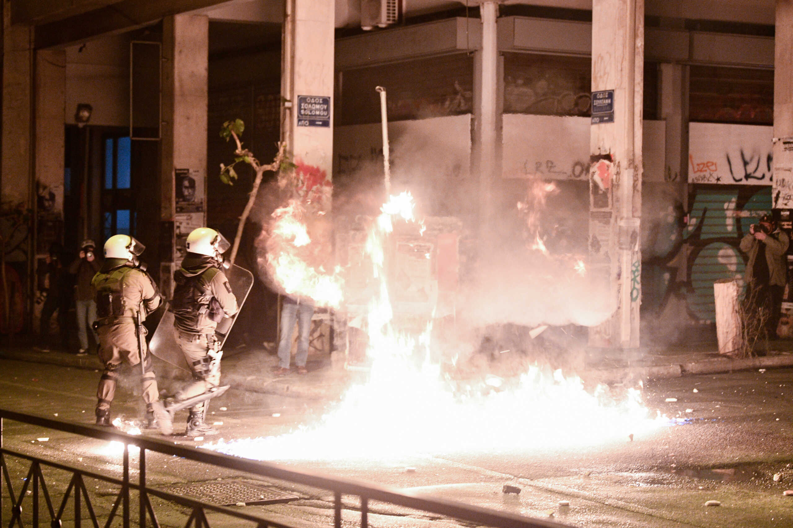 Εξάρχεια: Πέταξαν μολότοφ σε διμοιρία των ΜΑΤ – Τραυματίστηκε ελαφρά αστυνομικός