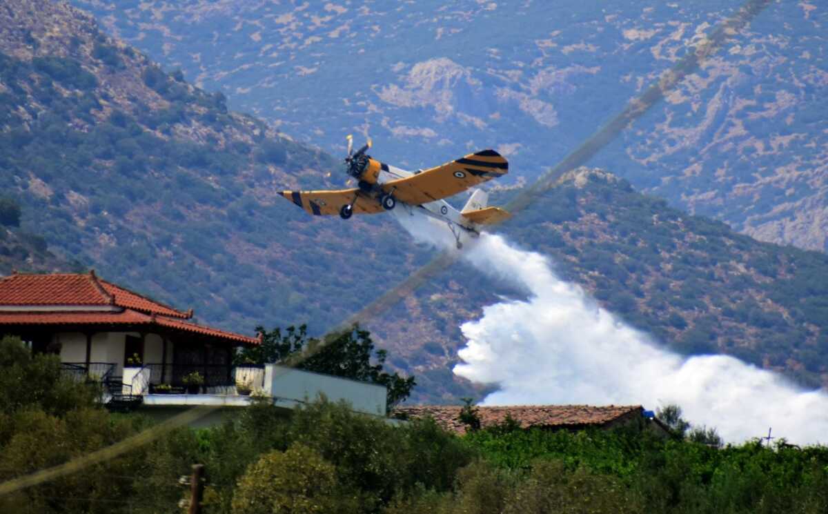 Φωτιά στο Ξυλόκαστρο, στην περιοχή Ροζενά – Σηκώθηκαν 10 εναέρια μέρα