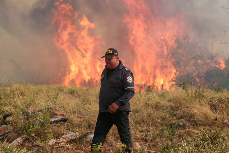 Μεγάλη φωτιά στην Καταλονία, έκλεισαν δρόμοι και σταμάτησαν τρένα