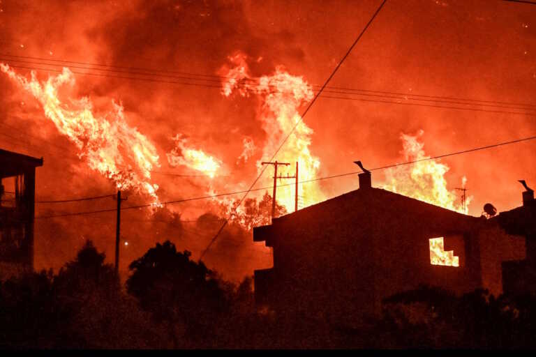 Καίει ανεξέλεγκτα η τεράστια φωτιά στο Ξυλόκαστρο: Κλειστή η Κορίνθου – Πατρών στο ύψος προς Δερβένι