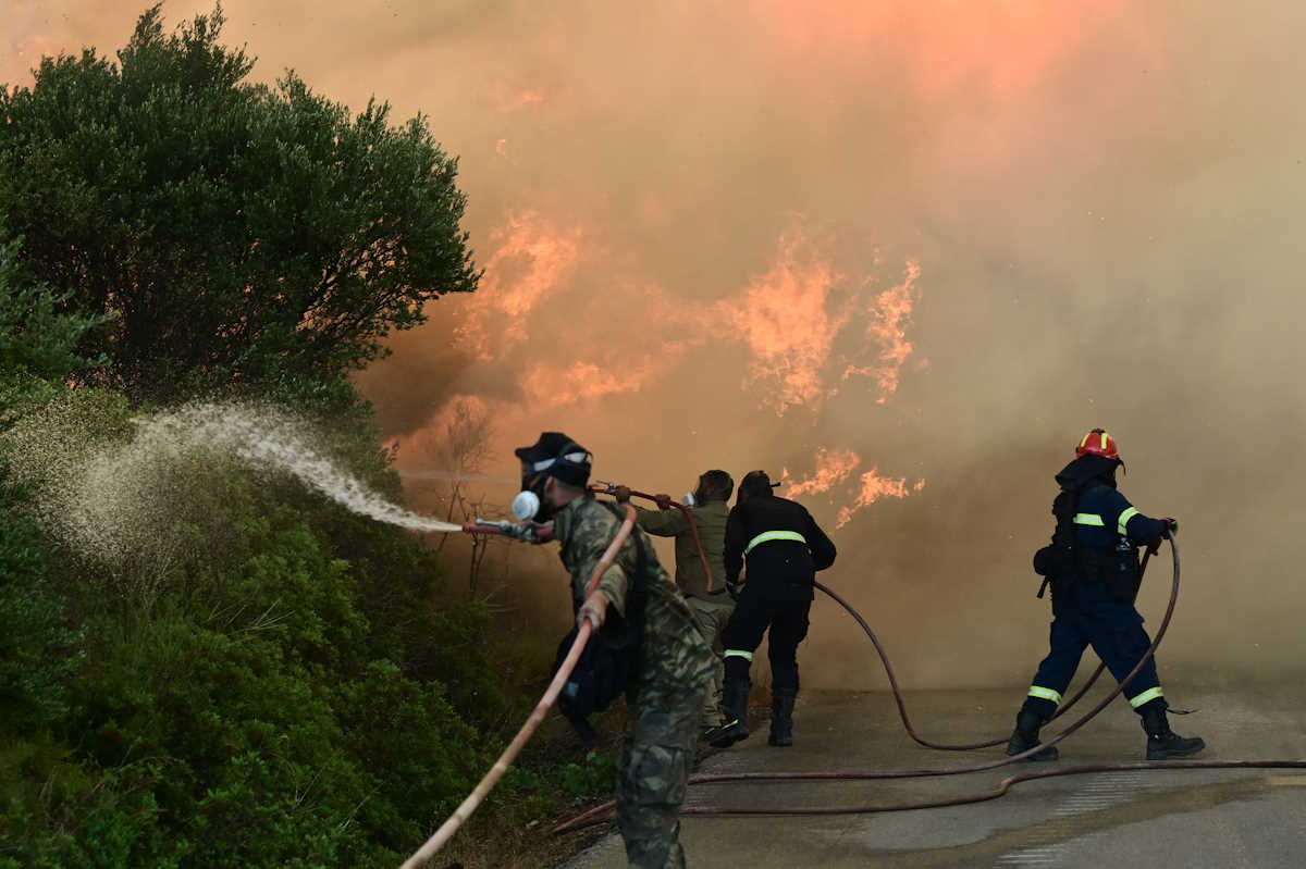 Φωτιά στην Καρδίτσα στην περιοχή του Αμπελικού: Επιχειρούν 10 οχήματα