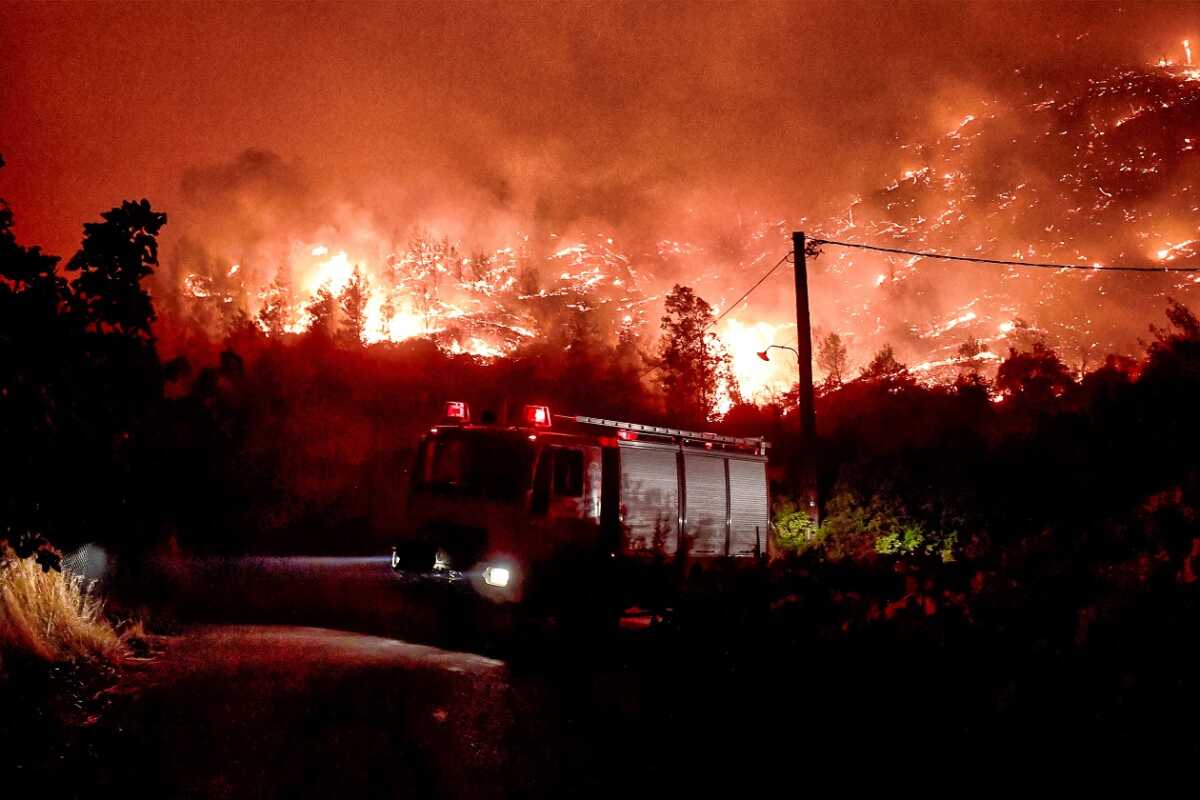 Φωτιά στο Ξυλόκαστρο: Πάνω από 32 χλμ το πύρινο μέτωπο – Δύο πυροσβέστες τραυματίες