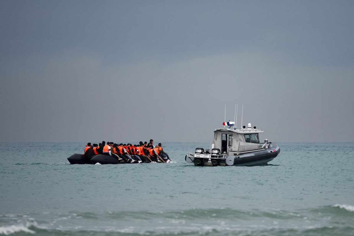 Μάγχη: Τραγωδία με τουλάχιστον 8 νεκρούς μετανάστες – Βυθίστηκε το σκάφος τους μια «ανάσα» από την ακτή