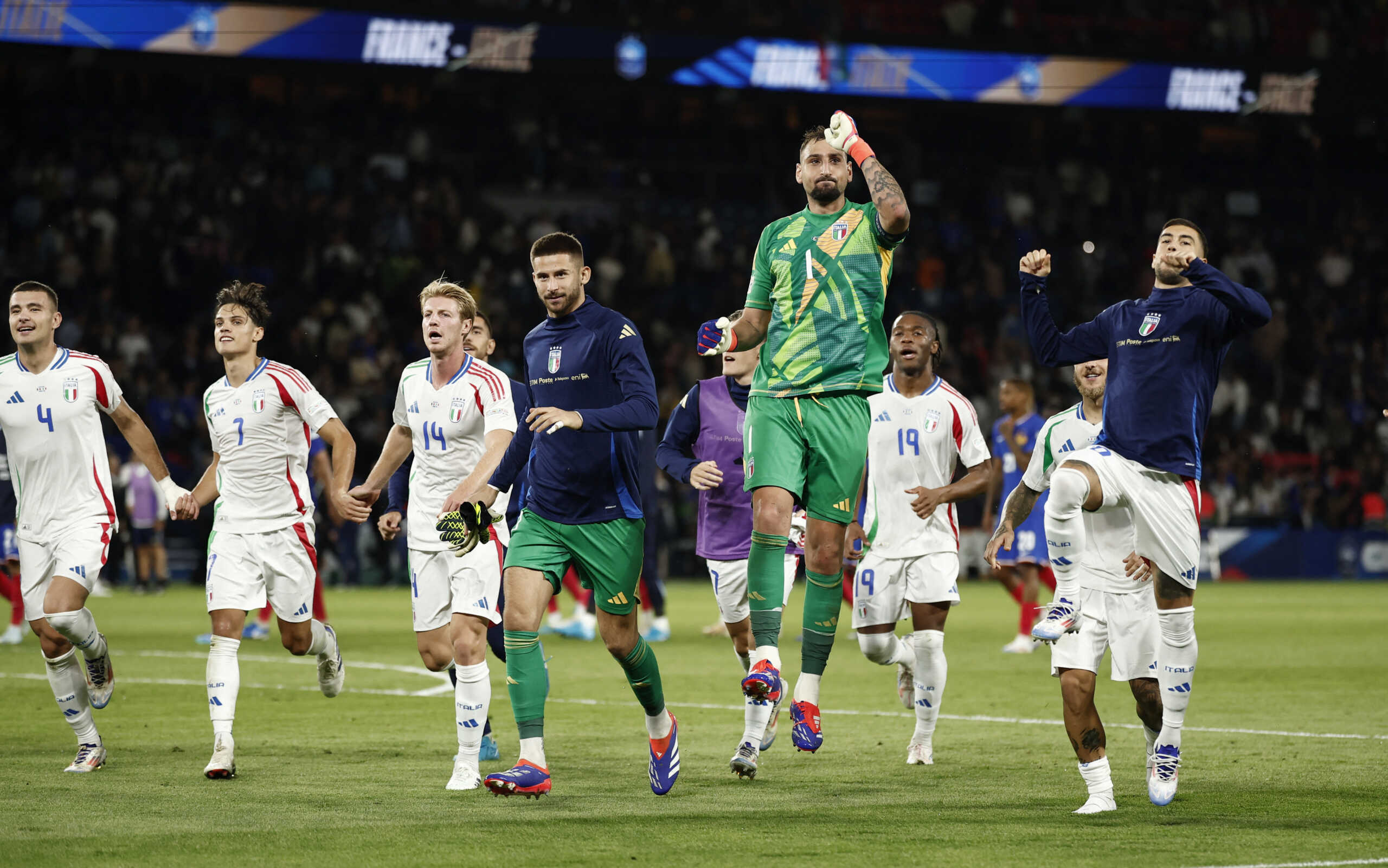 Soccer Football - Nations League - League A - Group 2 - France v Italy - Parc des Princes, Paris, France - September 6, 2024 Italy's Gianluigi Donnarumma and teammates celebrate after the match REUTERS