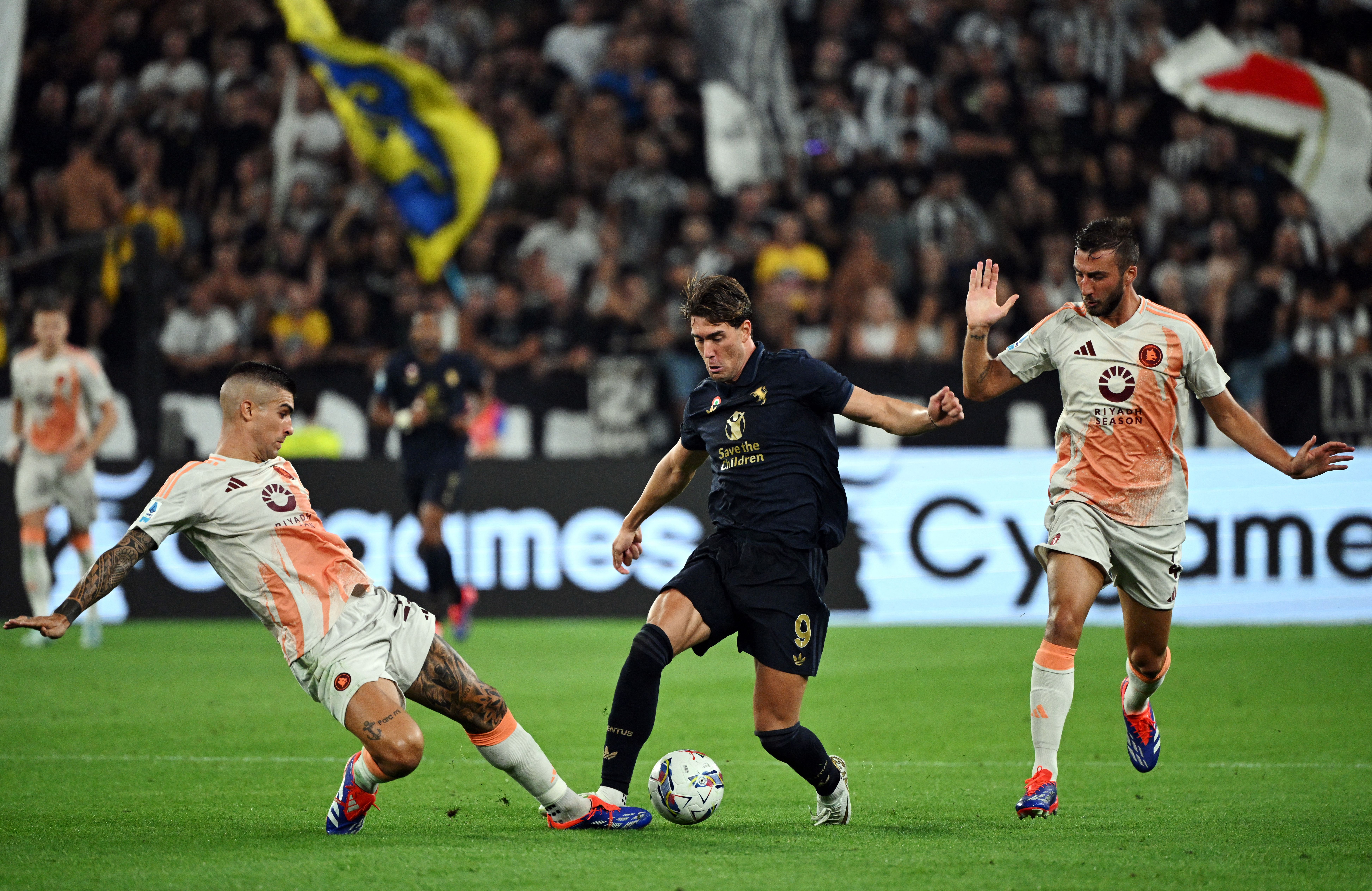 Soccer Football - Serie A - Juventus v AS Roma - Allianz Stadium, Turin, Italy - September 1, 2024  Juventus' Dusan Vlahovic in action with AS Roma's Gianluca Mancini and AS Roma's Bryan Cristante REUTERS