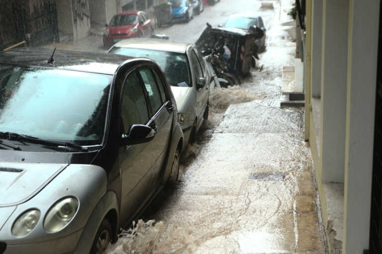 Με ισχυρές καταιγίδες, κεραυνούς, χαλάζι και θυελλώδεις ανέμους η «Atena» μαστιγώνει για ακόμα 24 ώρες τη χώρα