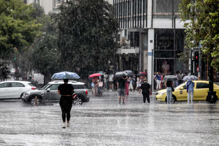 Ισχυρές βροχές το βράδυ της Δευτέρας - Σταθερά στους 32 βαθμούς ο υδράργυρος