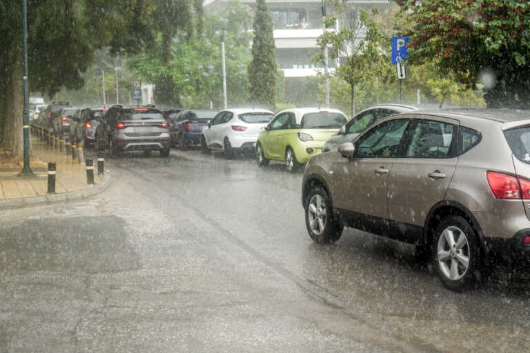 Έντονες βροχές σε Μακεδονία,  Θεσσαλία, Ιόνιο και Εύβοια την Τρίτη - Έως τους 28 βαθμούς ο υδράργυρος