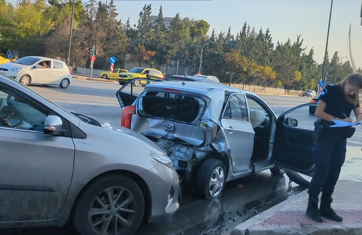 Λεωφόρος Μεσογείων: Καραμπόλα τεσσάρων οχημάτων στο ύψος του νοσοκομείου «Σωτηρία» – Στο «κόκκινο» η κίνηση