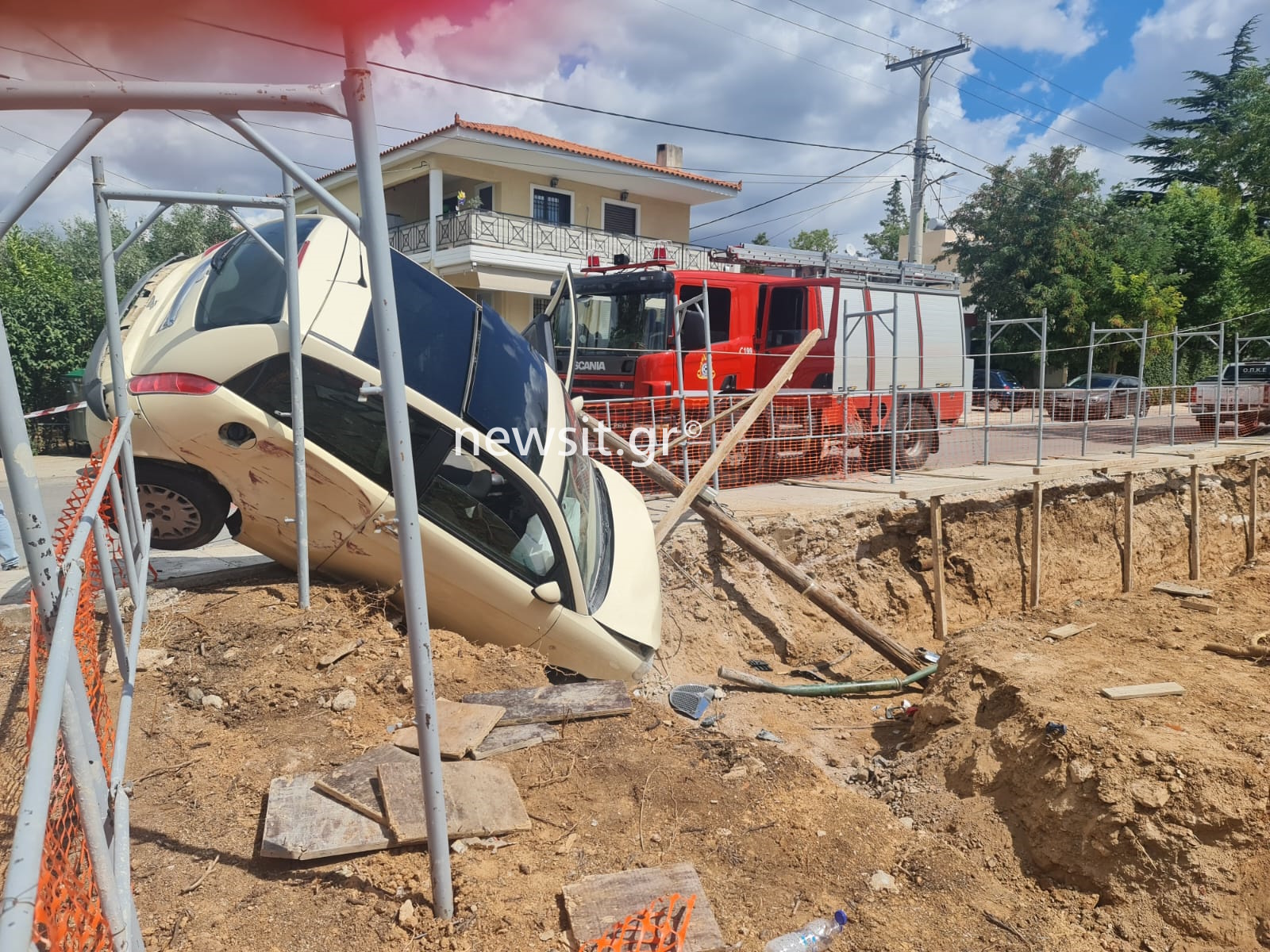 Επεισοδιακή καταδίωξη Ρομά που «κάρφωσε» κλεμμένο αυτοκίνητο σε οικοδομή στην Κηφισιά – Ένας τραυματίας