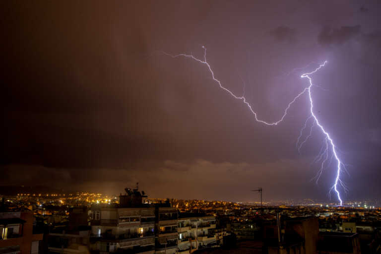 Χιλιάδες κεραυνοί «χτυπούν» την Αττική και έχουν κάνει τη νύχτα μέρα – Εντυπωσιακά βίντεο και φωτογραφίες