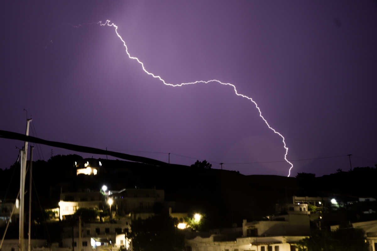 Αιτωλοακαρνανία: Κεραυνός σκότωσε 150 ζώα σε κτηνοτροφική μονάδα