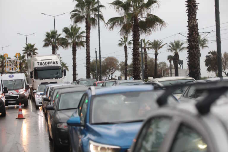 Στο «κόκκινο» ο Κηφισός - Καθυστερήσεις σε κέντρο, Αττική Οδό και Πειραιά από την κακοκαιρία «Atena»