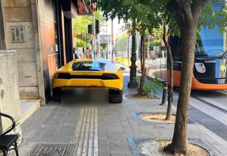 Lamborghini πάνω σε πεζοδρόμιο και διάδρομο τυφλών στον Πειραιά - Το αδιανόητο παρκάρισμα που έγινε viral