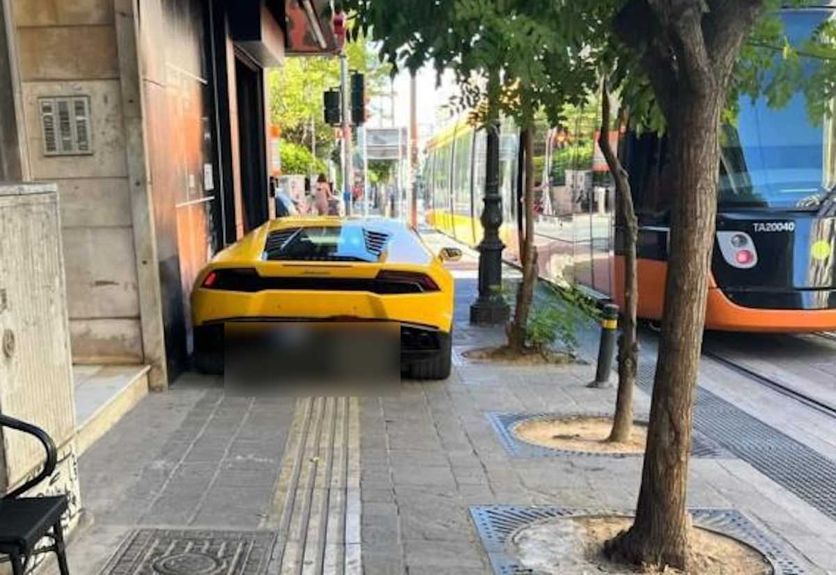 Πειραιάς: Πάρκαρε Lamborghini πάνω σε πεζοδρόμιο και διάδρομο τυφλών και έγινε viral