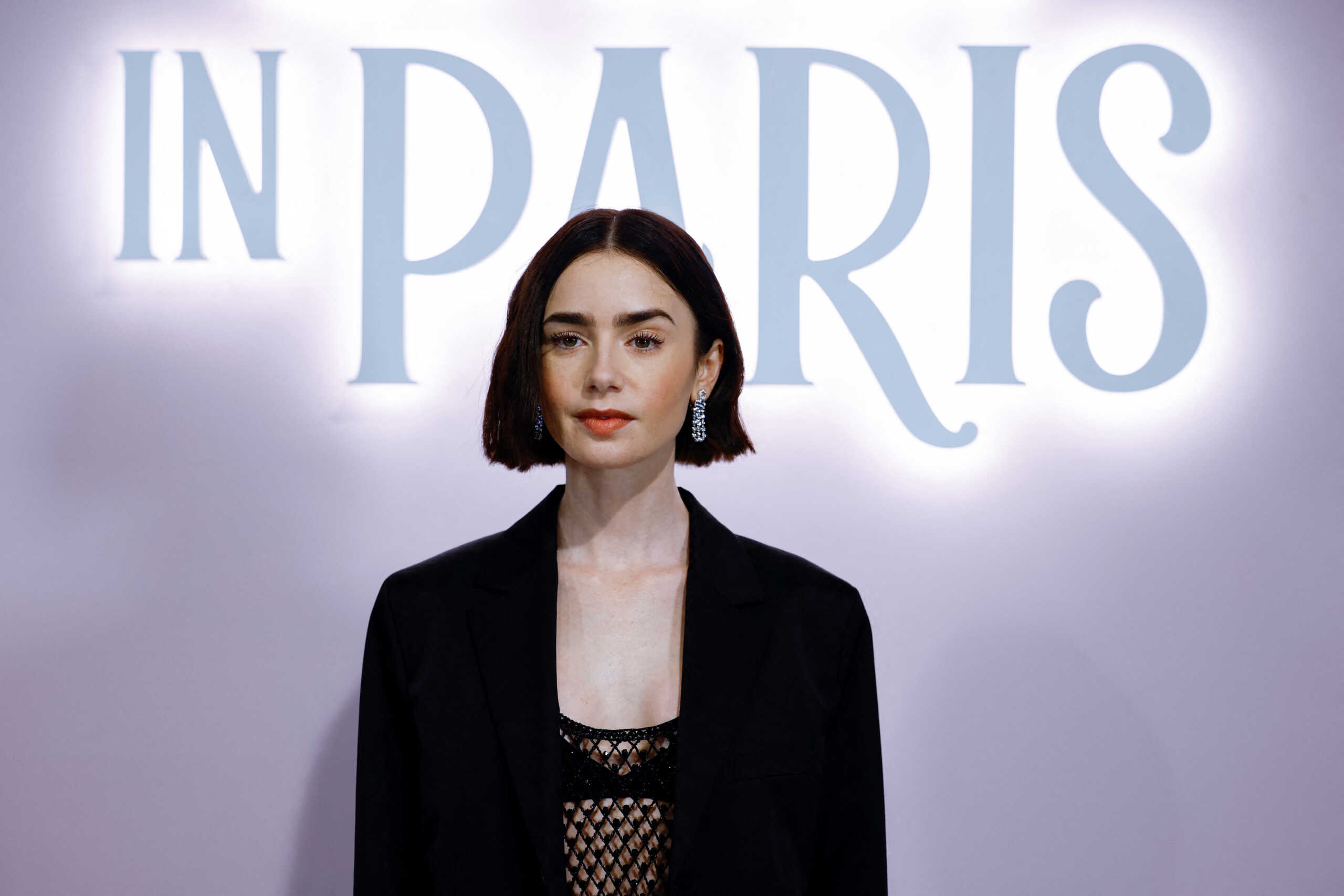 Emily in Paris: Η Λίλι Κόλινς δημοσίευσε εικόνες από τα backstage της σειράς του Netflix