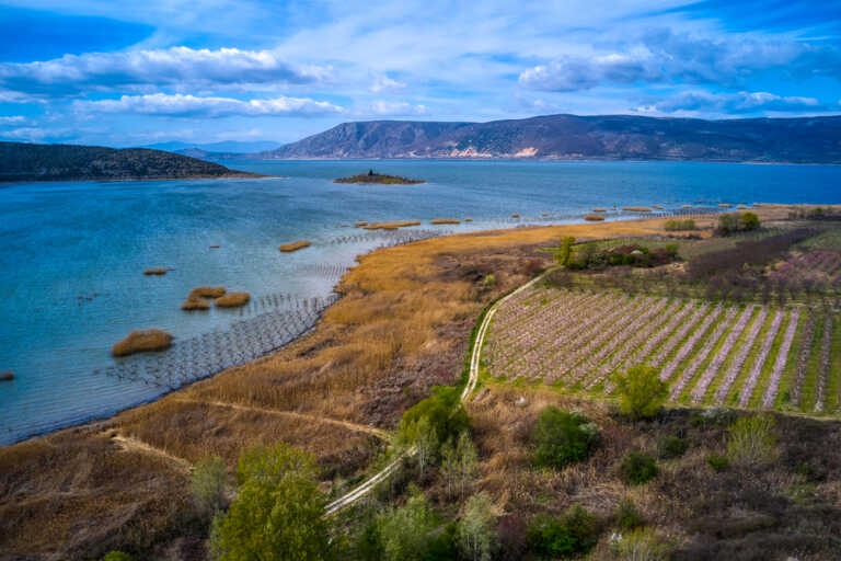 Οι 5 λίμνες στην Ελλάδα που πρέπει να επισκεφτείς μια φορά στη ζωή σου