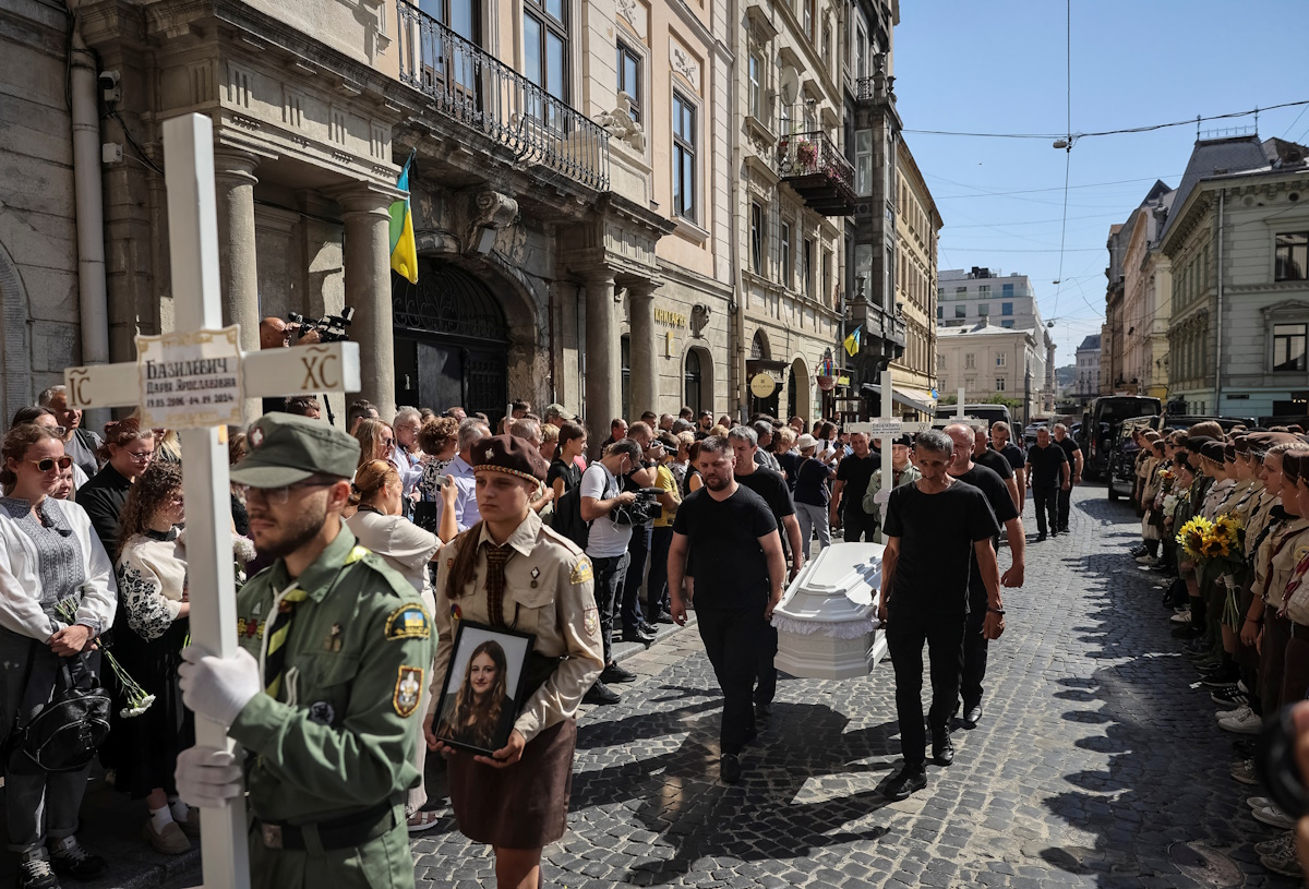 Εκατοντάδες Ουκρανοί είπαν το τελευταίο «αντίο» στη μητέρα και τις 3 κόρες της που σκοτώθηκαν σε ρωσικούς βομβαρδισμούς στην πόλη Λβιβ