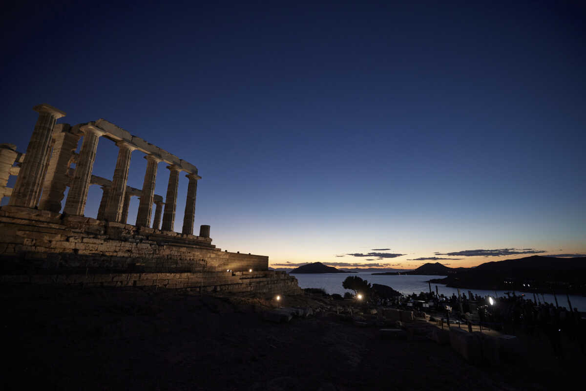 Ταξίδι στο φως: Εντυπωσιακή φωταγώγηση του Ναού του Ποσειδώνα στο Σούνιο με τις εικόνες να κάνουν τον γύρο του κόσμου