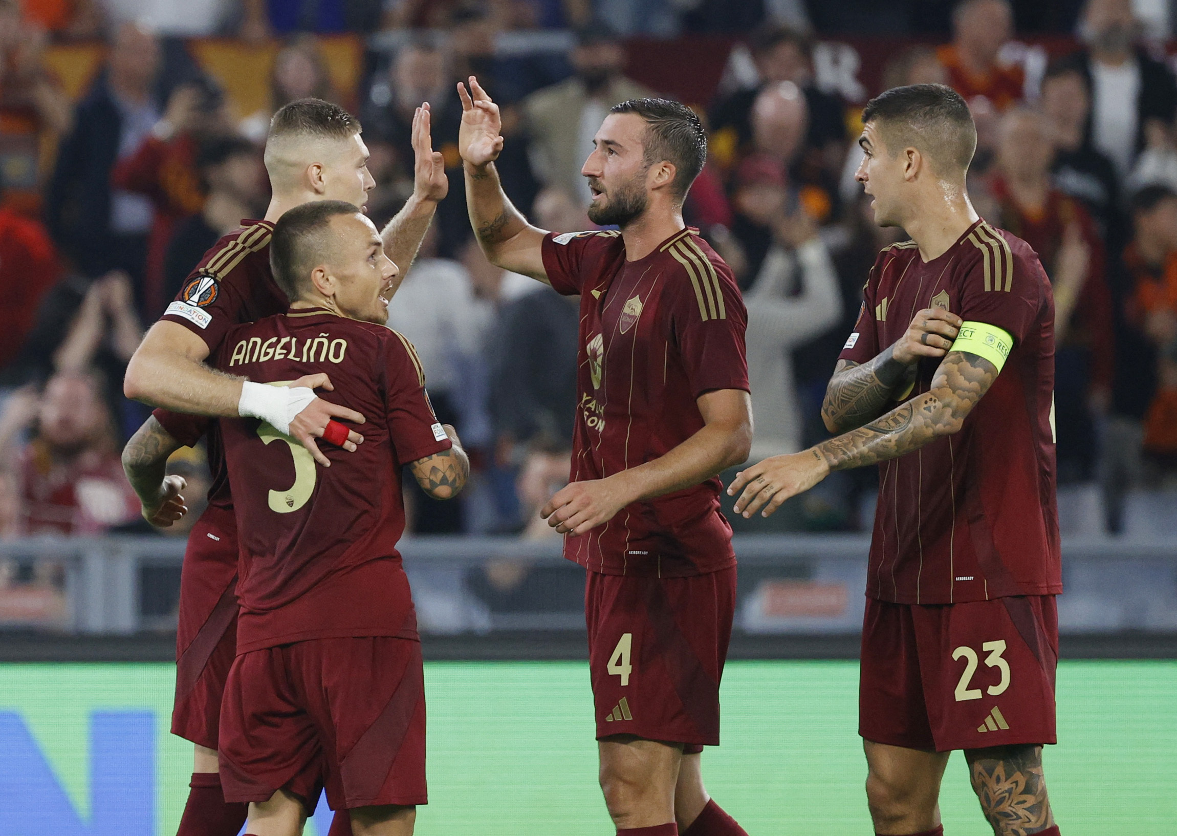 Soccer Football - Europa League - AS Roma v Athletic Bilbao - Stadio Olimpico, Rome, Italy - September 26, 2024 AS Roma's Artem Dovbyk celebrates scoring their first goal with teammates REUTERS