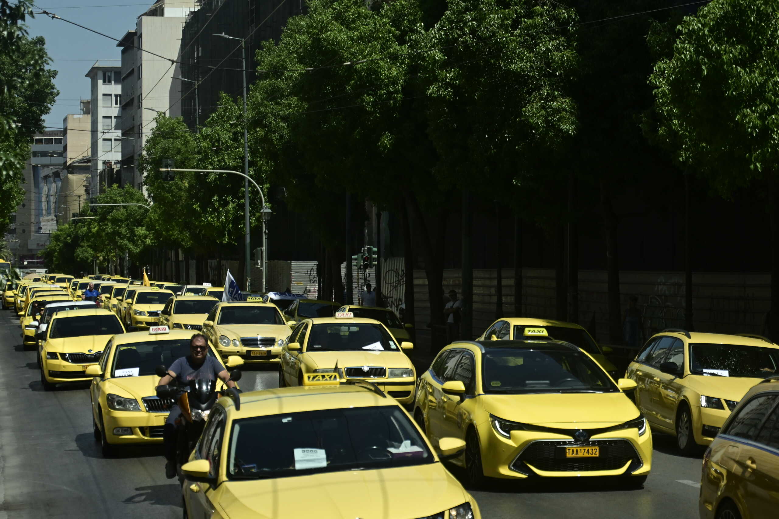 Απεργιακή συγκέντρωση οδηγών ταξί στην Αθήνα, Πέμπτη 11 Ιουλίου 2024. Οι αυτοκινητιστές του ΣΑΤΑ απεργούν με κύριο αίτημα να αποσυρθεί άμεσα η επίμαχη τροπολογία του υπουργείου Τουρισμού, για τις εταιρείες ΕΙΧ (εκμισθωμένων Επιβατικά Ιδιωτικής Χρήσης). 
(ΚΩΣΤΑΣ ΤΖΟΥΜΑΣ