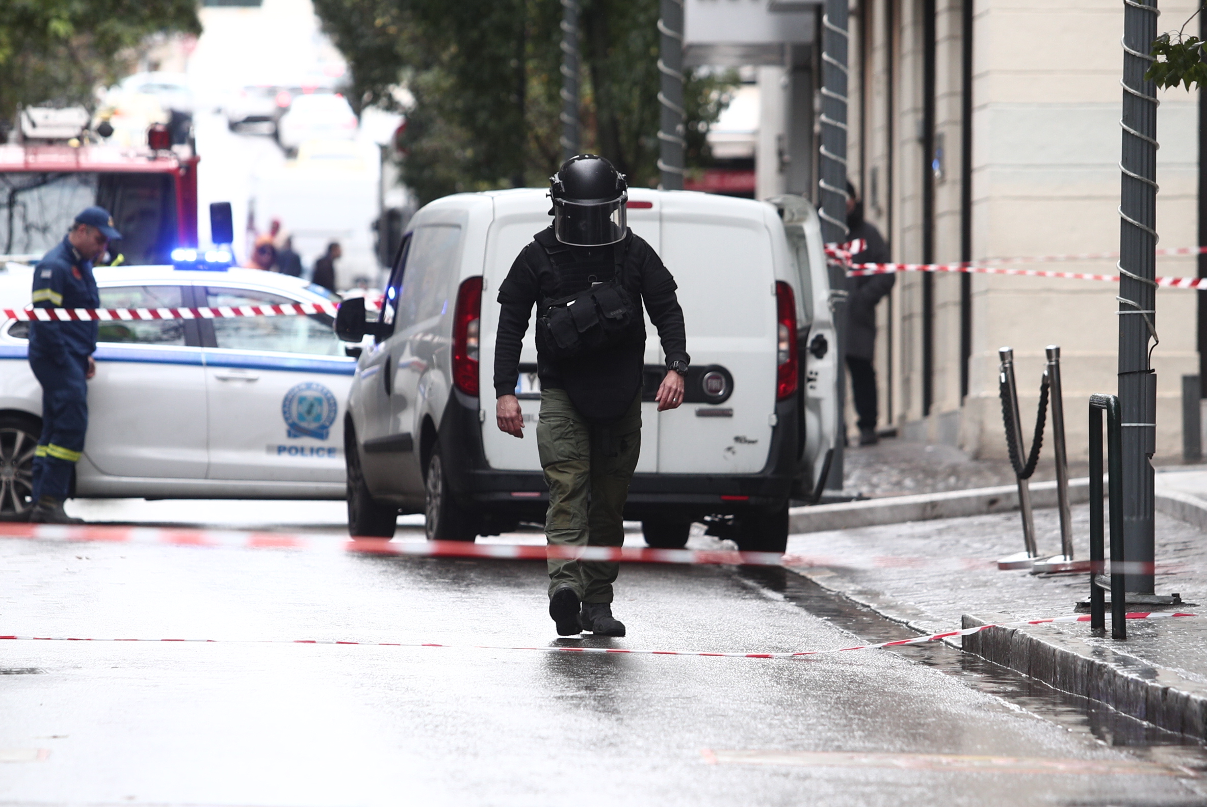 Έρευνα σε ύποπτη βαλίτσα που εντοπίστηκε έξω από ξενοδοχείο, στην οδό Μητροπόλεως, στην Αθήνα, Παρασκευή 12 Ιανουαρίου 2024. Στο σημείο έχει σπεύσει κλιμάκιο του Τμήματος Εξουδετέρωσης Εκρηκτικών Μηχανισμών και η περιοχή έχει αποκλειστεί όσο συνεχίζονται οι έρευνες. 
(ΣΩΤΗΡΗΣ ΔΗΜΗΤΡΟΠΟΥΛΟΣ

Στο σημείο έχει σπεύσει κλιμάκιο του Τμήματος Εξουδετέρωσης Εκρηκτικών Μηχανισμών και η περιοχή έχει αποκλειστεί όσο συνεχίζονται οι έρευνες.