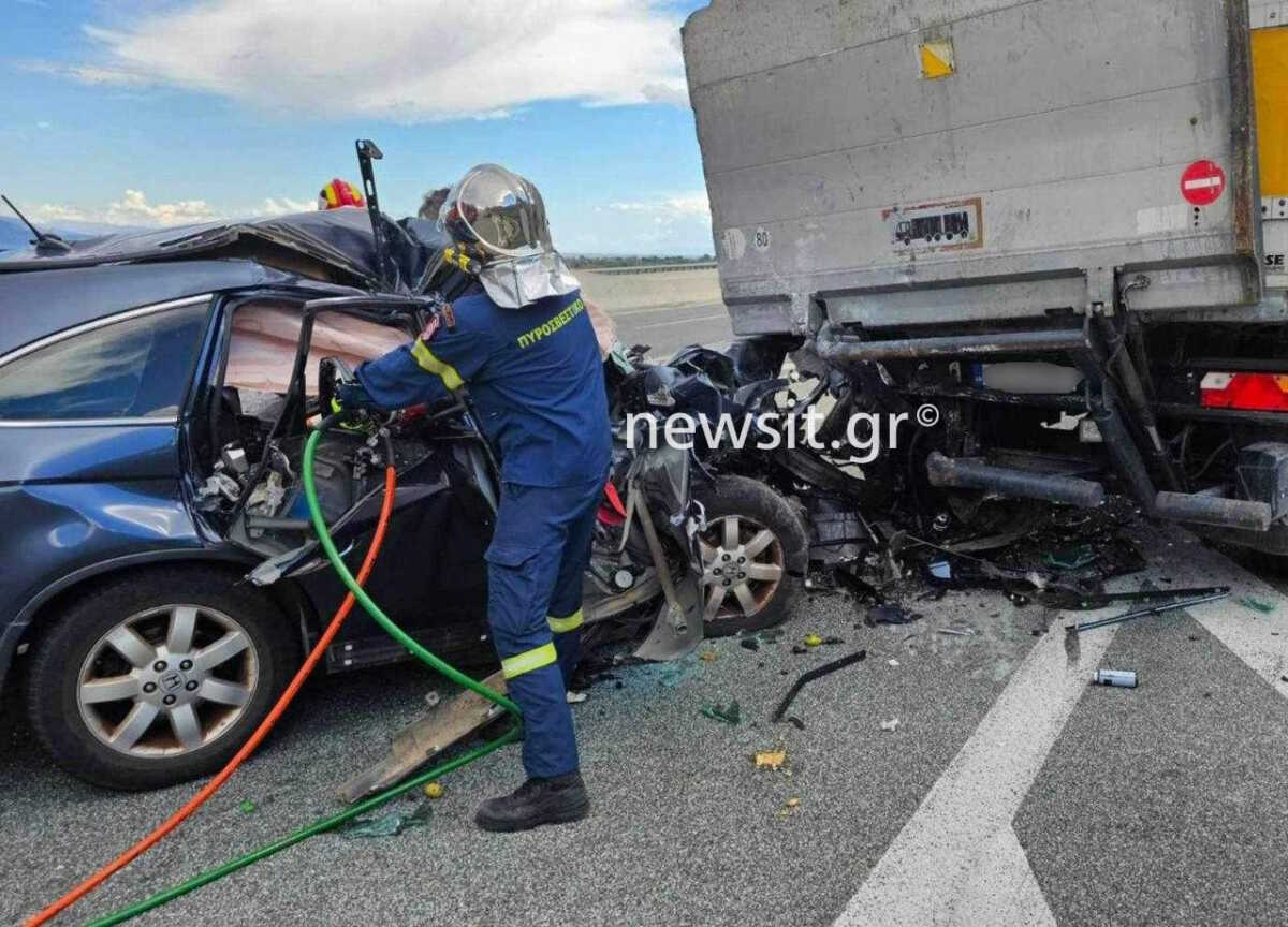 Θανατηφόρο τροχαίο στην Πατρών Κορίνθου μετά από σφοδρή σύγκρουση ΙΧ με φορτηγό –  Δύο ηλικιωμένοι νεκροί