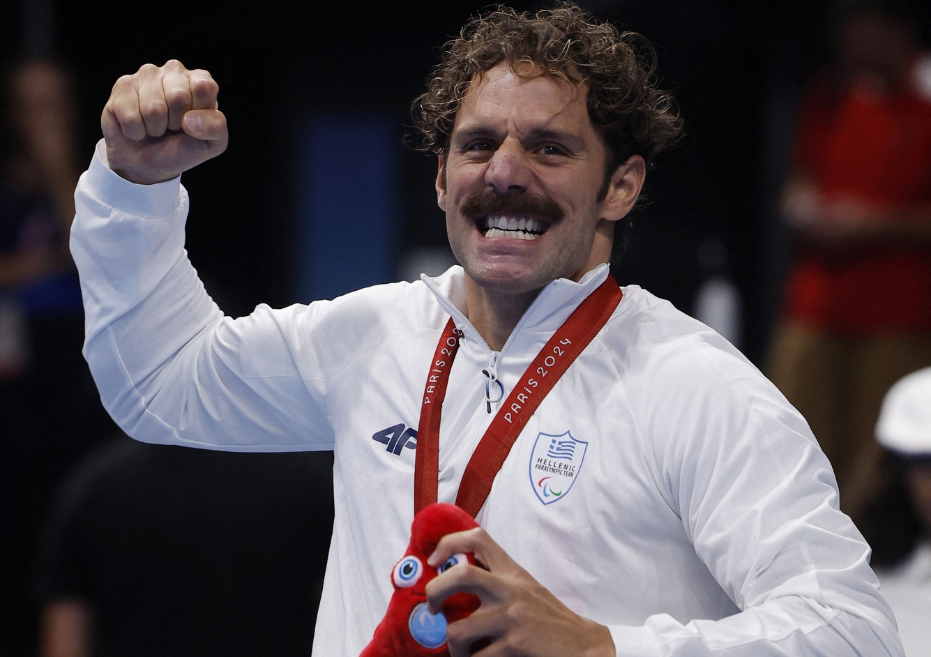 Paris 2024 Paralympics - Swimming - Men's 100m Breaststroke - SB4 Medal Ceremony - Paris La Defense Arena, Nanterre, France - September 2, 2024 Silver medallist Antonios Tsapatakis of Greece celebrates on the podium REUTERS