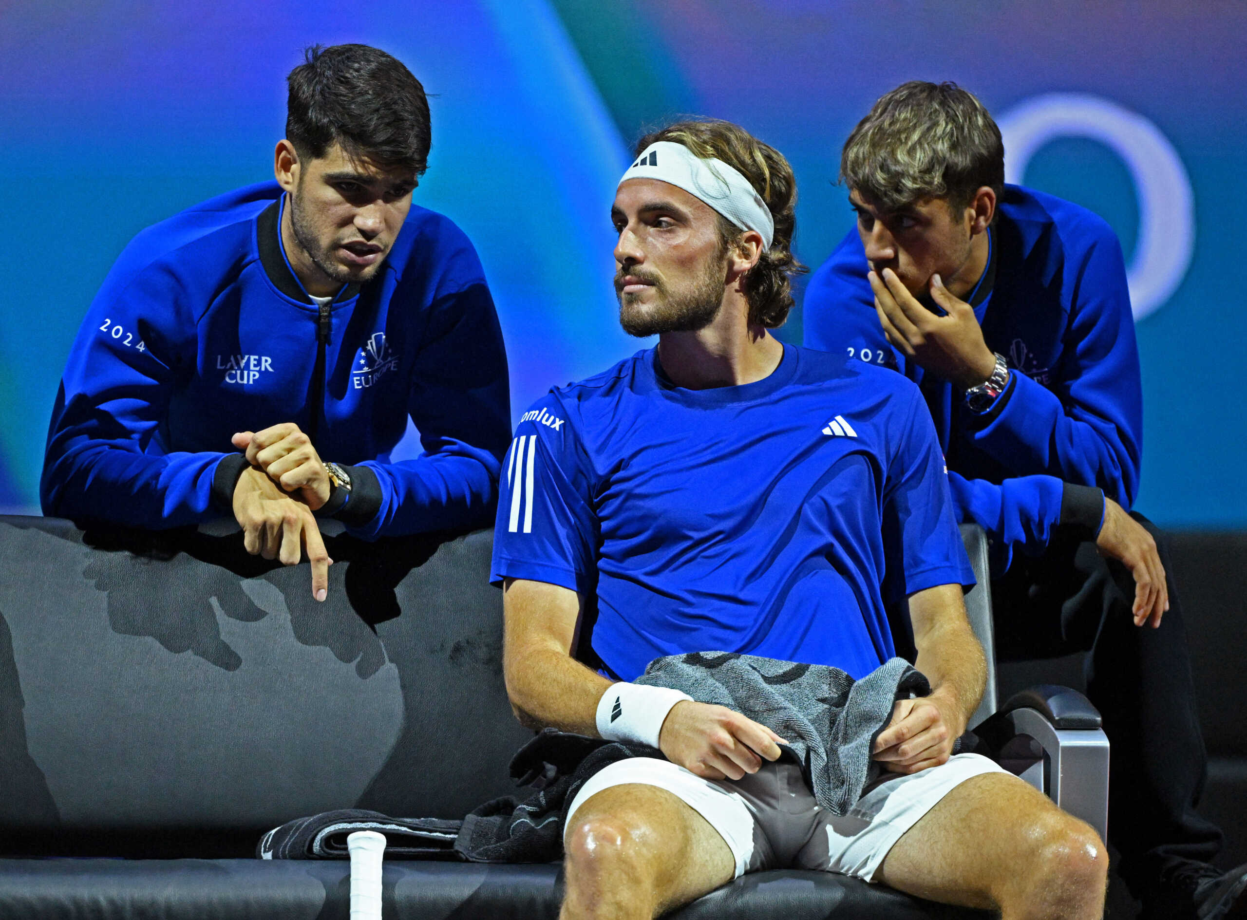 Tennis - Laver Cup - Uber Arena, Berlin, Germany - September 20, 2024  Team Europe's Stefanos Tsitsipas speaks to Carlos Alcaraz during his match against Team World's Thanasi Kokkinakis REUTERS