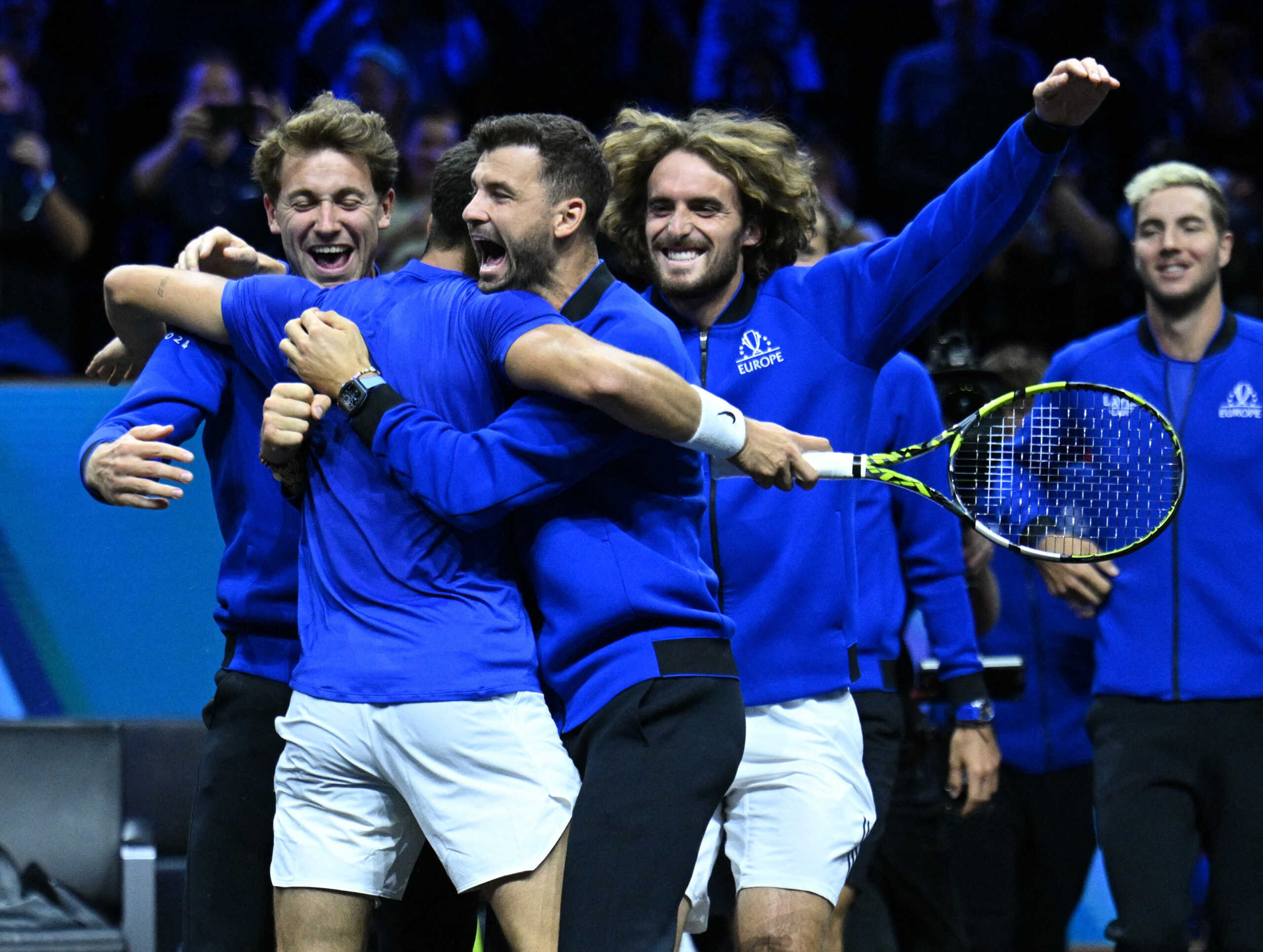 Tennis - Laver Cup - Uber Arena, Berlin, Germany - September 22, 2024 Team Europe's Carlos Alcaraz celebrates with teammates after winning his singles match against Team World's Taylor Fritz to win the Laver Cup for Team Europe REUTERS