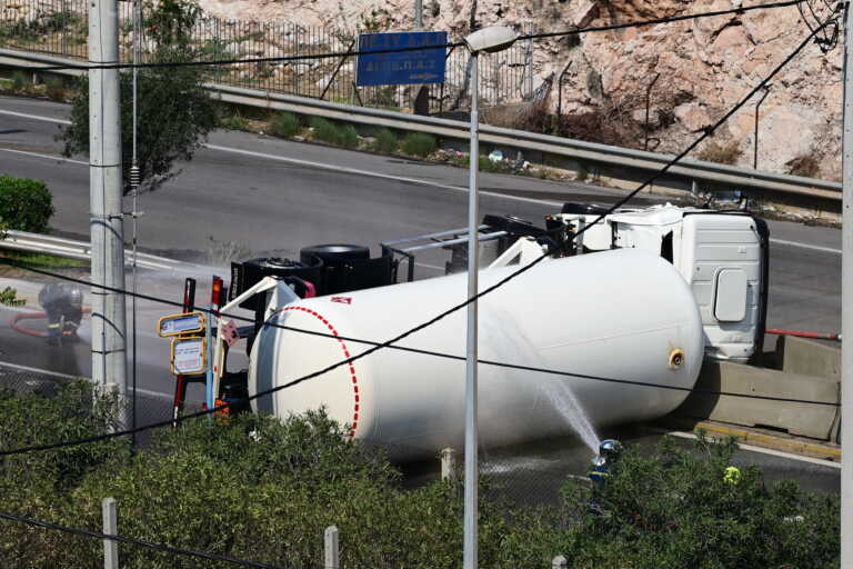 Αποκαταστάθηκε η κυκλοφορία στη λεωφόρο Σχιστού μετά τη διαρροή υγραερίου λόγω ανατροπής βυτιοφόρου