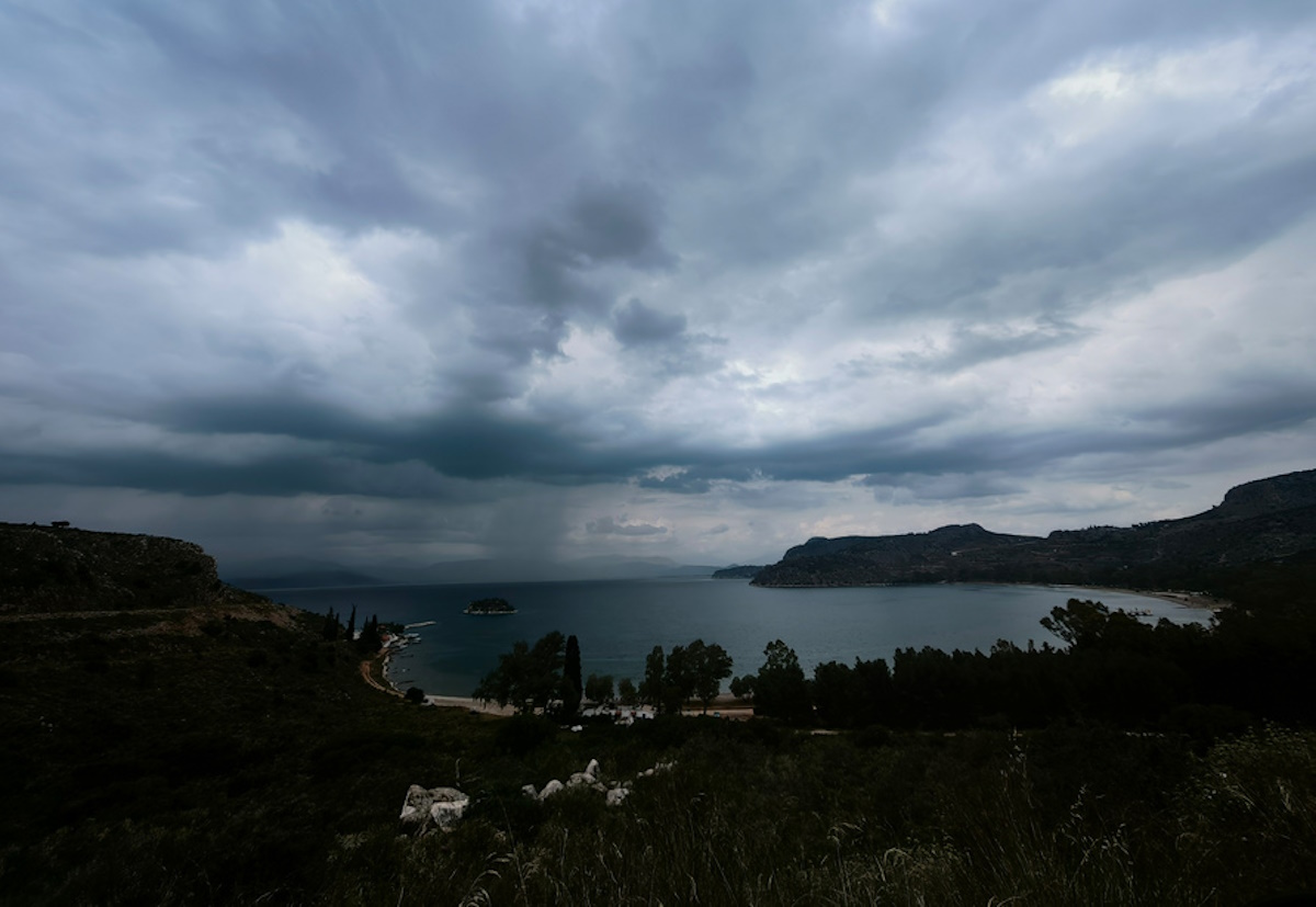 Καιρός: Πτώση της θερμοκρασίας, άνεμοι 9 μποφόρ και καταιγίδες από το απόγευμα – Σε ποιες περιοχές θα βρέξει