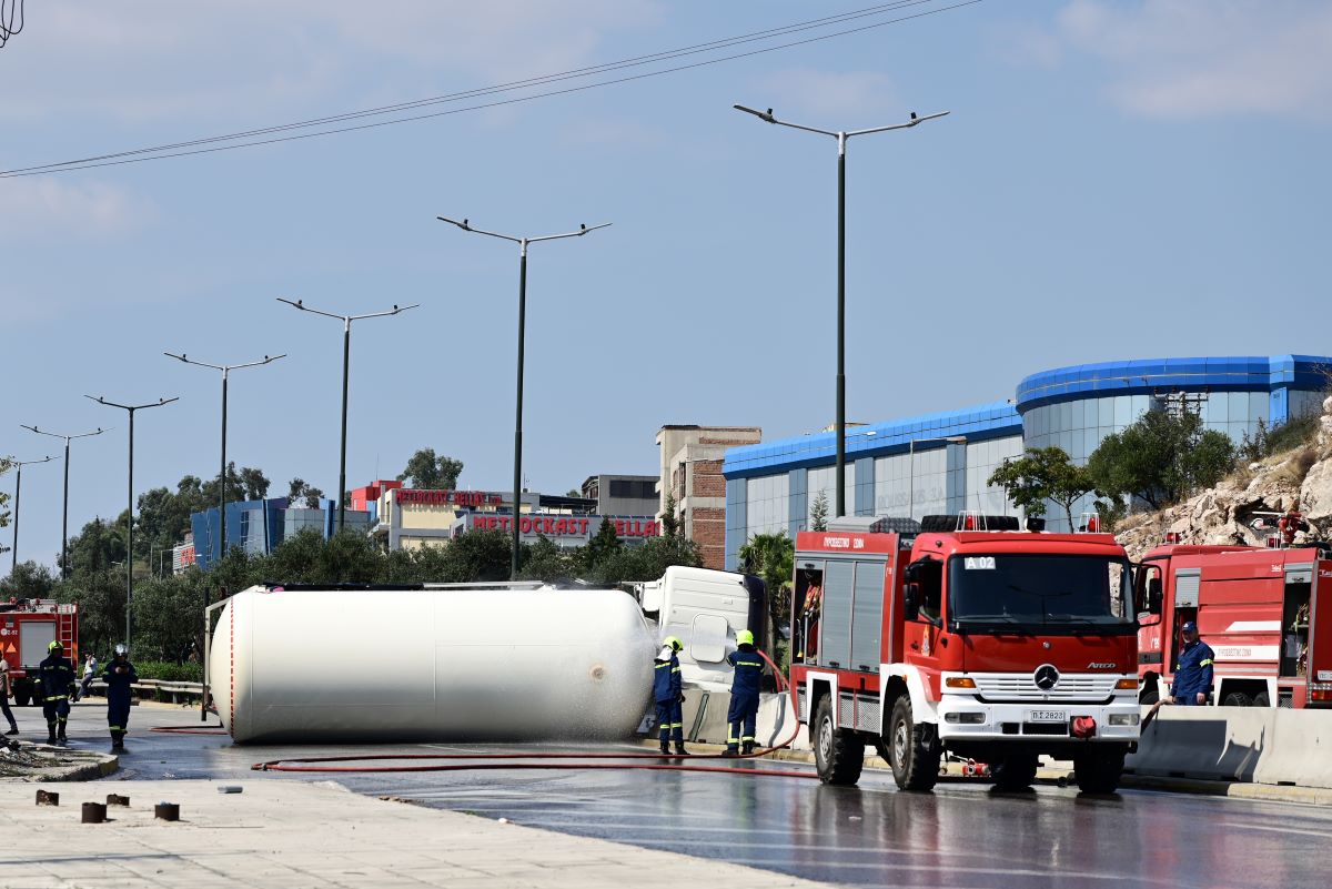 Λεωφόρος Σχιστού: Τούμπαρε βυτιοφόρο – Διακοπή κυκλοφορίας