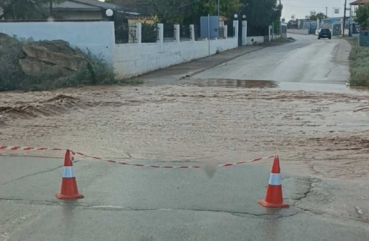 Χαλκιδική: Κλειστή η επαρχιακή οδός Νέων Μουδανιών–Καλλικράτειας λόγω υπερχείλισης χειμάρρου