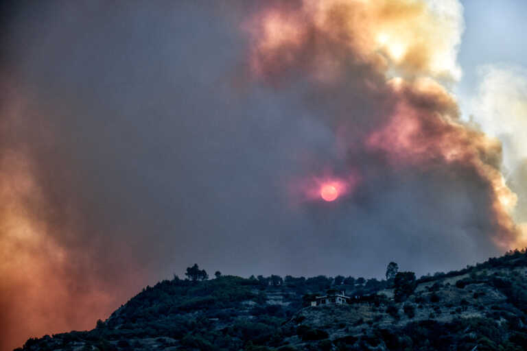 Τιτάνια μάχη με τις αναζωπυρώσεις στο Ξυλόκαστρο και νέα 112 για εκκένωση των περιοχών Χελυδόρεο και Ζάχολη