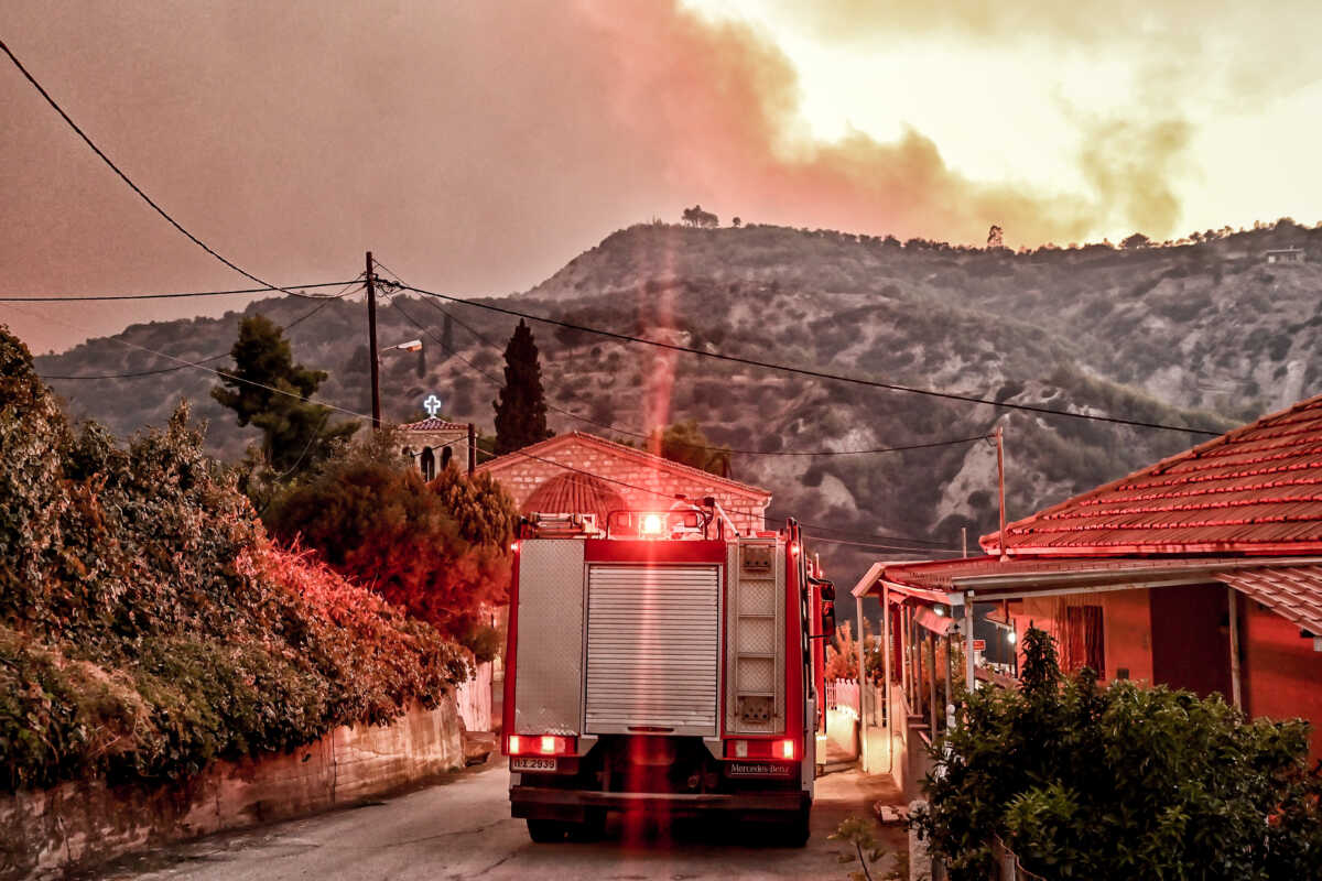 Φωτιά στο Ξυλόκαστρο: Στους 2 αγνοούμενους ανήκουν οι σοροί – Αντιμέτωποι με διάσπαρτες εστίες οι πυροσβέστες