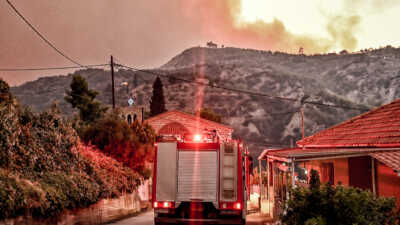 Φωτιά στο Ξυλόκαστρο: Στους 2 αγνοούμενους ανήκουν οι σοροί – Αντιμέτωποι με διάσπαρτες εστίες οι πυροσβέστες